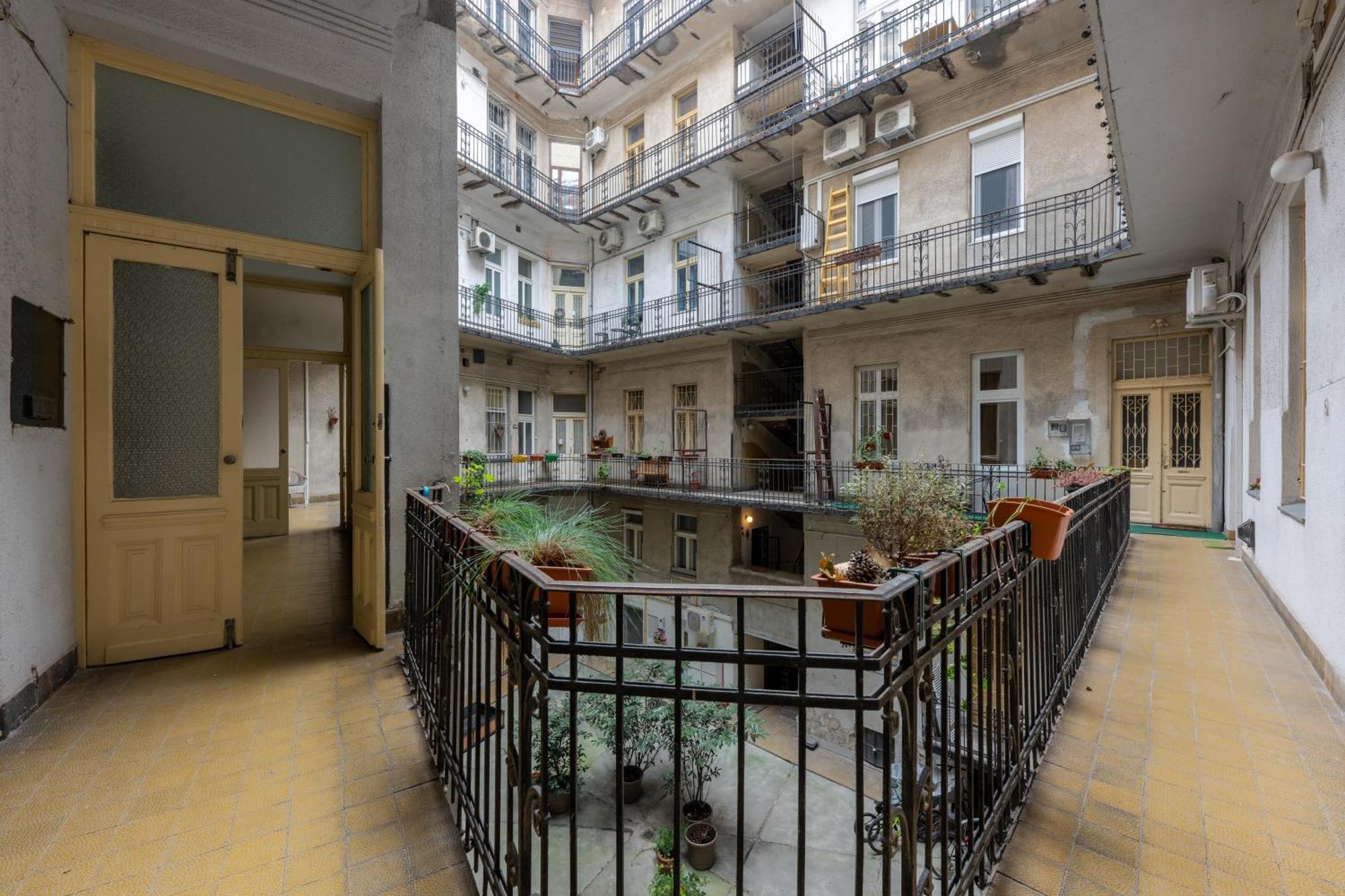 A Quiet Studio In The Heart Of The City 布达佩斯 外观 照片